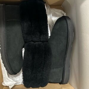 NEW WOMAN UGGS. SIZE 5